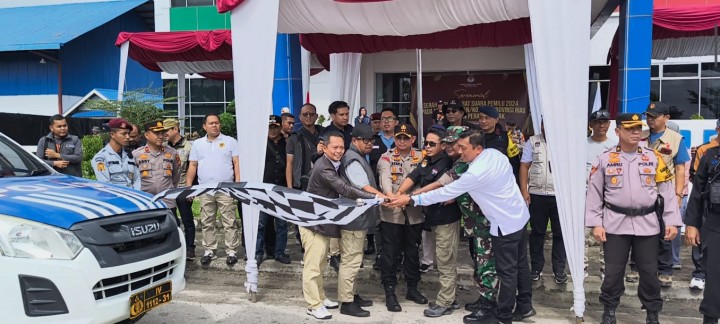 KPU Riau melepaskan pengiriman surat suara pemilu 2024 untuk kabupaten dan kota 