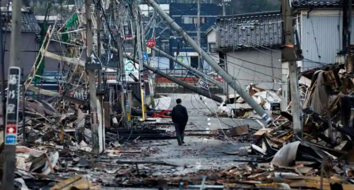 Seorang pria berjalan di sepanjang jalan Asaichi-dori, yang terbakar karena kebakaran setelah gempa bumi, di Wajima, Jepang, 4 Januari 2024 /Reuters