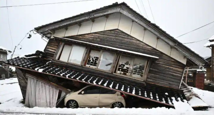 Gambar menunjukkan mobil di bawah bangunan yang runtuh di kota Shika di Distrik Hakui, Prefektur Ishikawa pada 8 Januari 2024 /AFP