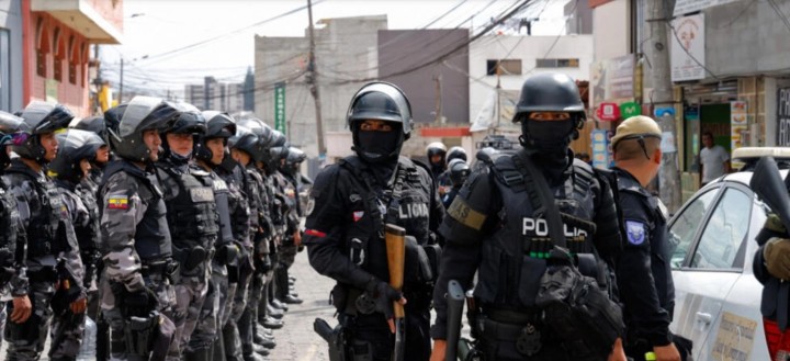 Polisi meninggalkan penjara El Inca setelah operasi keamanan akibat kerusuhan, menyusul hilangnya Jose Adolfo Macias, alias 'Fito', di Quito, Ekuador, 8 Januari 2024. (france24.com)