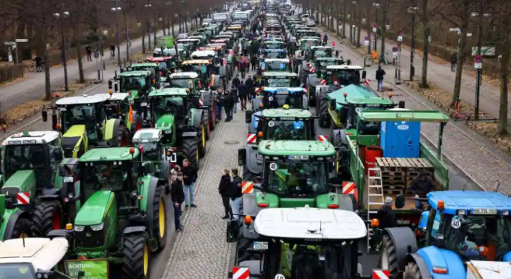 Petani Jerman demo menentang pemotongan anggaran /Reuters