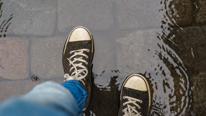 Sering Pakai Sepatu Basah di Musim Hujan? Awas, 4 Penyakit Ini Mengintai   