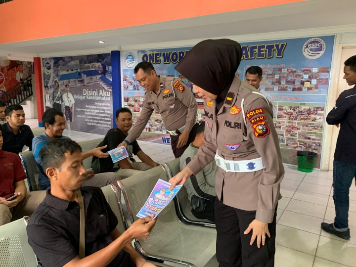 Petugas Ditlantas Polda Riau tengah memberikan edukasi pada peserta Uji SIM mengenai Pemilu Damai dan Tertib.