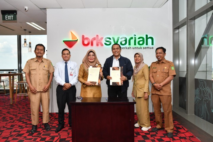 Penandatangan kerjasama BRK Syariah dengan SMAN Plus Riau