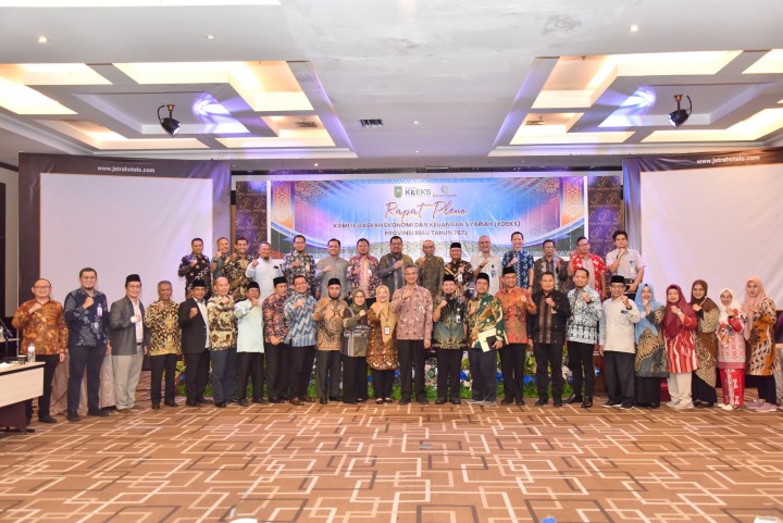 Peserta Rapat Pleno Komite Daerah Ekonomi dan Keuangan Syariah (KDEKS) Provinsi Riau Tahun 2023