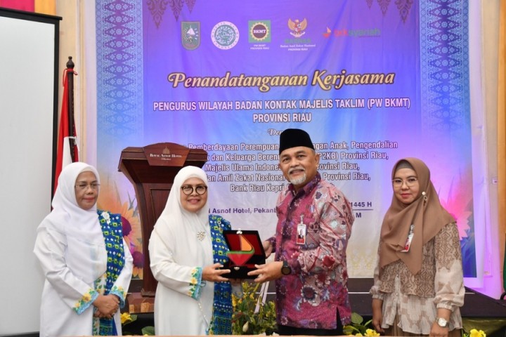 Penandatangan MoU BRK Syariah dengan BKMT Provinsi Riau