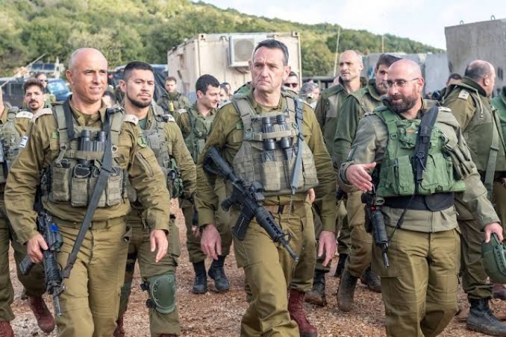 Jendral tertinggi zionis Letnan Jenderal Herzi Halevi (tengah) (net)