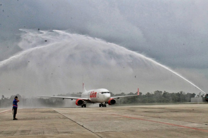 Proses Water Salute menandai dibukanya kembali Rute penerbangan Pekanbaru - Surabaya.