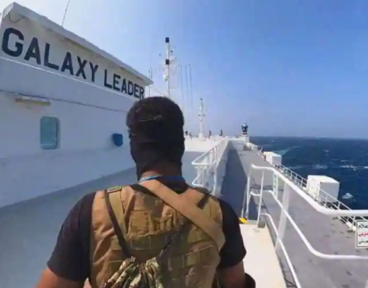 Seorang pejuang Houthi berdiri di kapal kargo Galaxy Leader di Laut Merah dalam foto ini dirilis 20 November 2023 /Reuters