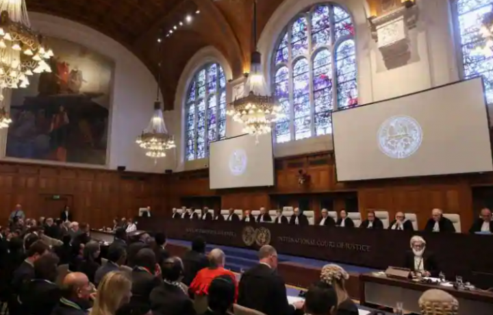Orang-orang duduk di dalam Mahkamah Internasional (ICJ) pada hari persidangan untuk mendengar permintaan tindakan darurat oleh Afrika Selatan, yang meminta pengadilan untuk memerintahkan Israel menghentikan tindakan militernya di Gaza dan untuk berhenti dari apa yang dikatakan Afrika Selatan sebagai