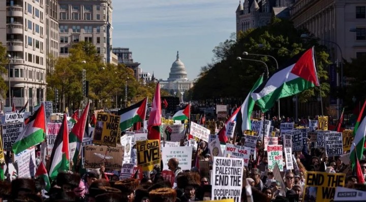 Puluhan Ribu orang Demo di Washington, Tuntut Pemerintah Dukung Gencatan Senjata di Jalur Gaza. (Fobes/Screenshot)