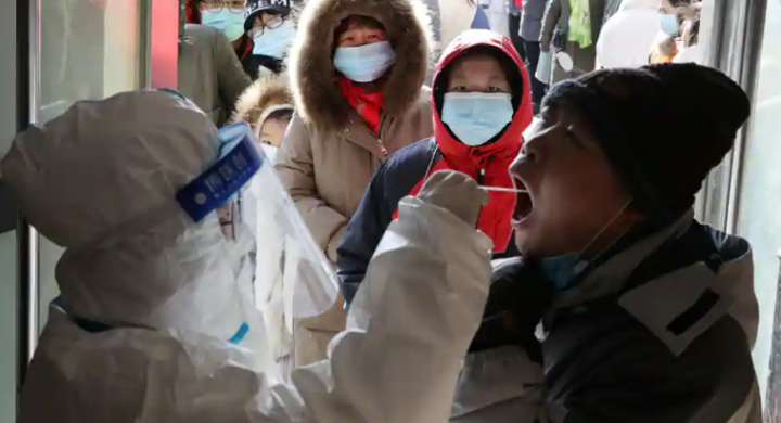 Dalam foto dari 6 Januari 2021 ini, seorang pekerja medis dengan pakaian pelindung mengumpulkan swab dari seorang penduduk selama pengujian asam nukleat massal di Shijiazhuang, provinsi Hebei /Reuters