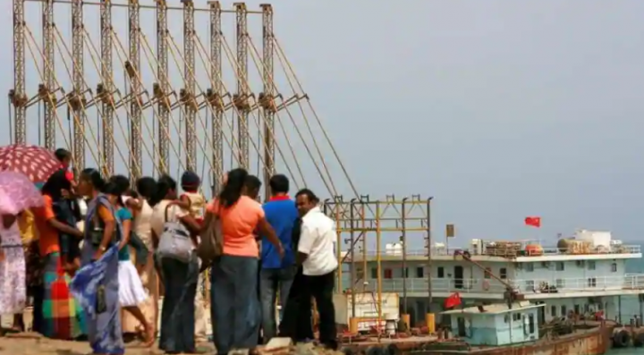 Sekelompok pengunjung Sri Lanka di pelabuhan pengiriman laut dalam yang baru menyaksikan kapal keruk China bekerja di Hambantota, 240 km (150 mil) tenggara Kolombo /Reuters