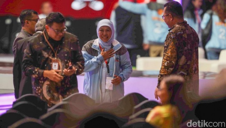 Khofifah Pakai Jaket 'Samsul' Dukung Prabowo-Gibran di Debat Cawapres Kedua 2024. (X @detikcom)