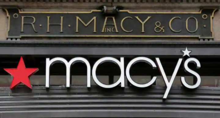 Department store unggulan RH Macy and Co. terlihat di tengah kota New York, New York, AS /Reuters