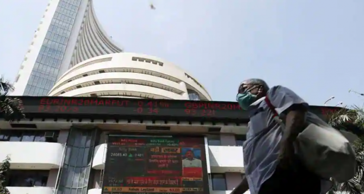 Seorang pria mengenakan masker pelindung berjalan melewati gedung Bombay Stock Exchange (BSE) di Mumbai, India, 13 Maret 2020 /Reuters