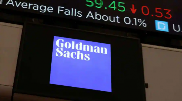 Logo Goldman Sachs terlihat di lantai perdagangan di New York Stock Exchange (NYSE) di New York City, New York, AS, 17 November 2021 /Reuters