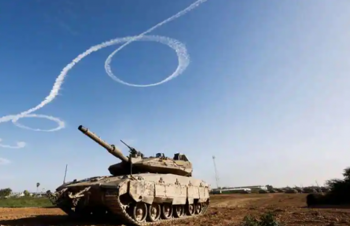 Sebuah tank berdiri di dekat perbatasan dengan Gaza tengah, ketika konflik berlanjut antara Israel dan kelompok Islam Palestina Hamas /Reuters