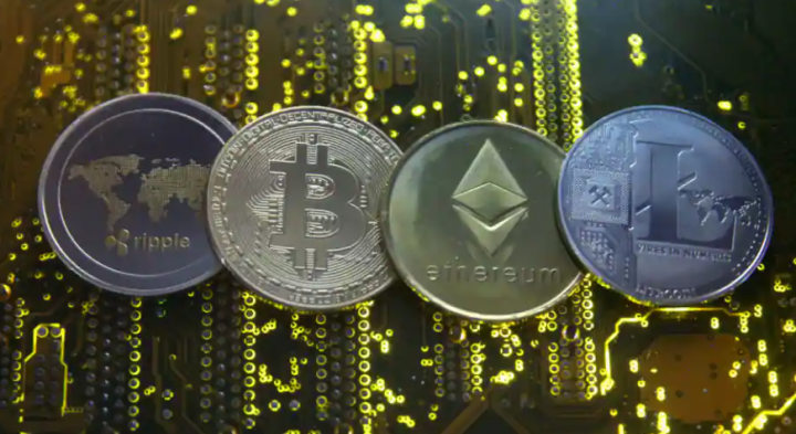Representasi mata uang virtual Ripple, Bitcoin, Etherum dan Litecoin terlihat pada motherboard PC dalam gambar ilustrasi ini /Reuters