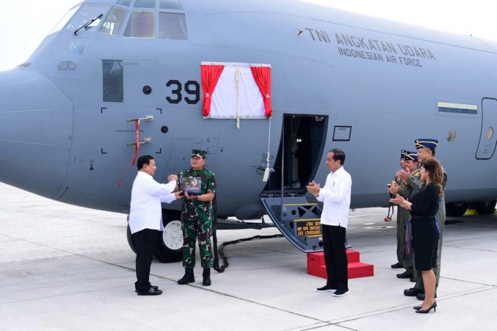 Didampingi Prabowo, Jokowi Hadiri Penyerahan Pesawat Hercules dari Kemenhan ke TNI AU. (setneg.go.id)