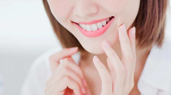 10 Cara Memutihkan Gigi Secara Alami, Salah Satunya dengan Siwak  