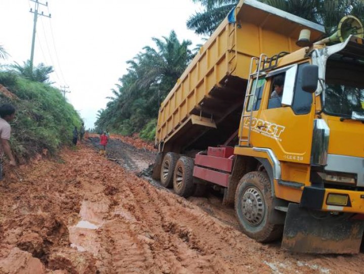 PTPN IV PalmCo Regional 3 Bantu Perbaiki Jalan Utama Penghubung Tiga Desa di Rohil