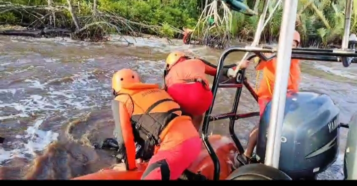 Tim SAR Saat evakuasi korban pompong tenggelam diperairan Tanjung Leban Bengkalis