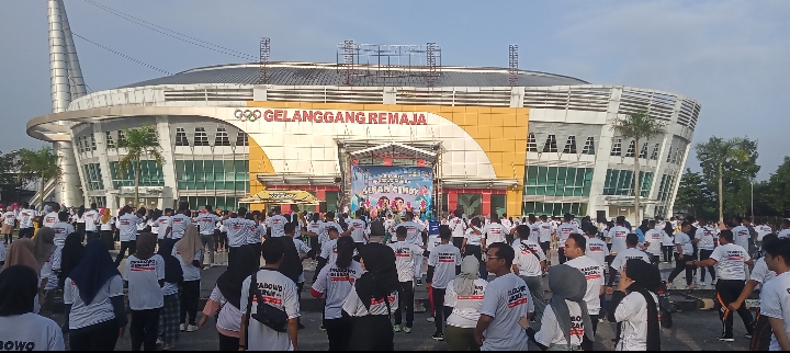 Ribuan pendukung Prabowo -Gibran di Riau meriahkan senam Gemoy di stadion Gelanggang Remaja 