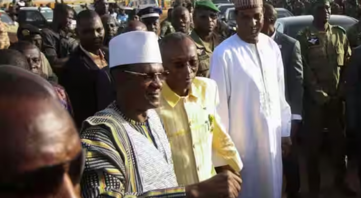 Perdana Menteri Niger, Ali Mahamane Lamine Zeine, Perdana Menteri Burkina Faso Apollinaire Joachim Kyelem de Tambela dan Perdana Menteri Mali Choguel Kokalla Maiga berjalan saat mereka menghadiri aksi duduk di Niamey, Niger, 29 Desember 2023 /Reuters