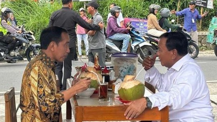 Jokowi Makan Bakso dengan Prabowo di Pinggir Jalan Magelang, usai Lakukan Ha Ini Bersama... (X/Foto)