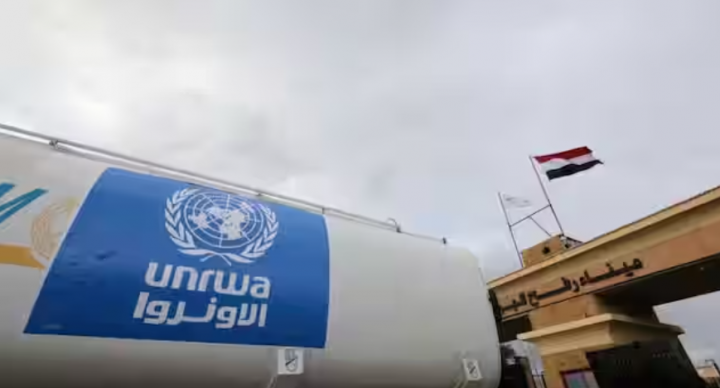 Sebuah truk, ditandai dengan logo Badan Bantuan dan Pekerjaan Perserikatan Bangsa-Bangsa (UNRWA), menyeberang ke Mesir dari Gaza, di perbatasan Rafah antara Mesir dan Jalur Gaza, selama gencatan senjata sementara antara Hamas dan Israel, di Rafah, Mesir, 27 November 2023 /Reuters
