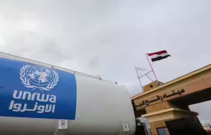 Sebuah truk, ditandai dengan logo Badan Bantuan dan Pekerjaan Perserikatan Bangsa-Bangsa (UNRWA), menyeberang ke Mesir dari Gaza, di perbatasan Rafah /Reuters