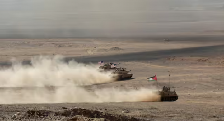 Kendaraan militer dengan bendera Yordania dan AS dikendarai sebagai bagian dari latihan militer 'Eager Lion', di Zarqa, Yordania 14 September 2022 /Reuters