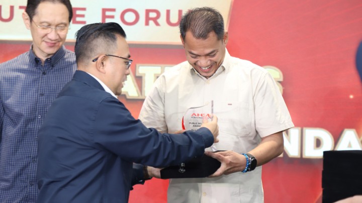 Pemberian penghargaan oleh Bapak Octavianus Dwi selaku Marketing Director PT. AHM kepada Bpk Harry Sutiono selaku Regional Head PT. CDN Riau di Sarinah Jakarata Pusat.