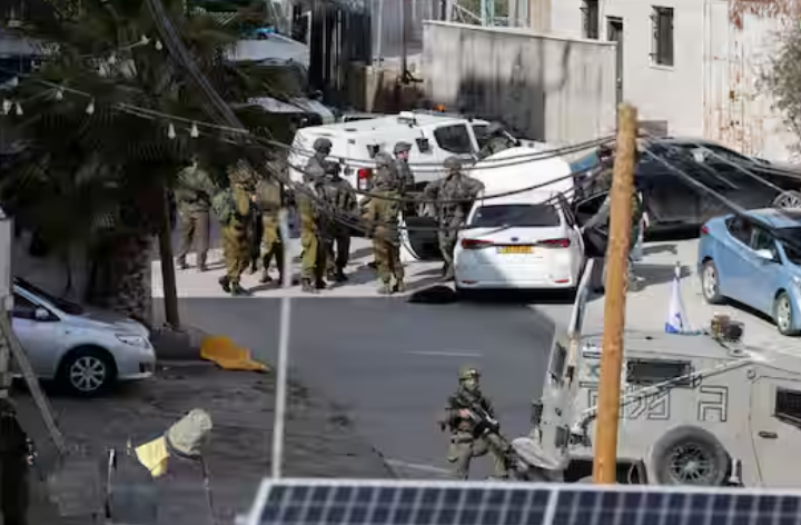 Pasukan Israel berjaga-jaga di dekat lokasi penembakan di Hebron di Tepi Barat yang diduduki Israel pada 1 Februari 2024 /Reuters