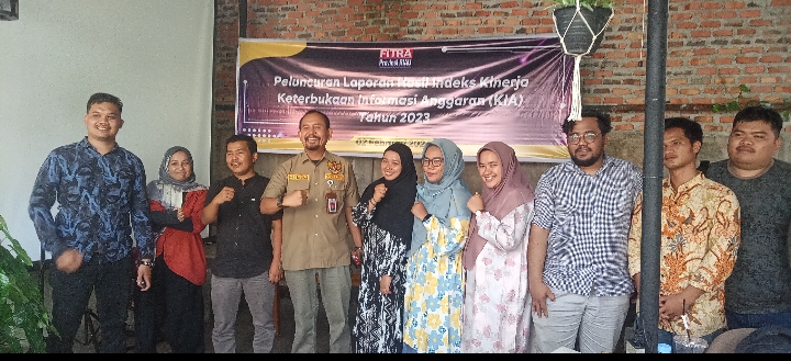 Foto bersama usai publikasi laporan kinerja keterbukaan informasi anggaran (KIA) 2023 oleh Fitra Riau 
