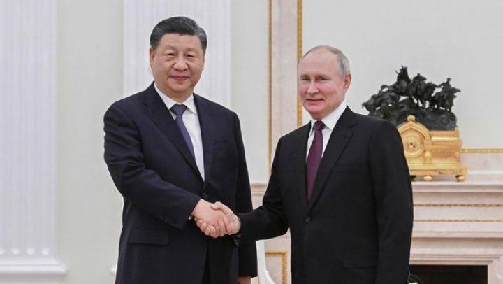 Presiden China Xi Jinping dan Rusia Vladimir Putin sangat akrab bersalaman (net) 