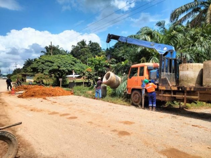 Petugas memperbaiki jalan desa yang amblas akibat tergerus air dampak hujan intensitas tinggi yang melanda Provinsi Riau