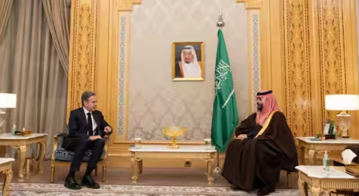 Menteri Luar Negeri AS Antony Blinken bertemu Putra Mahkota Saudi Mohammed bin Salman, di Riyadh, Arab Saudi, pada 5 Februari 2024 /X