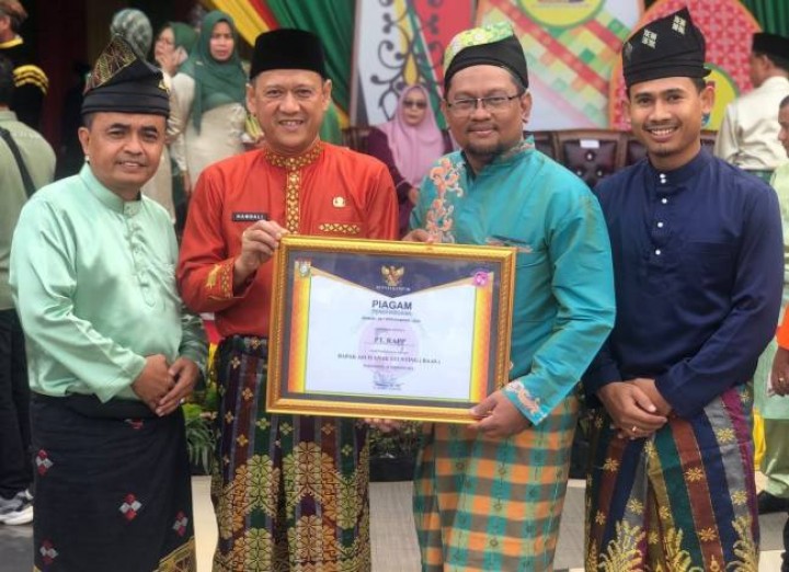 PT Riau Andalan Pulp and Paper (RAPP) menerima penghargaan dari Pemerintah Kabupaten (Pemkab) Kampar atas keseriusannya membantu pemerintah dalam upaya penurunan prevalensi stunting di Kampar, Selasa (6/1/2024).