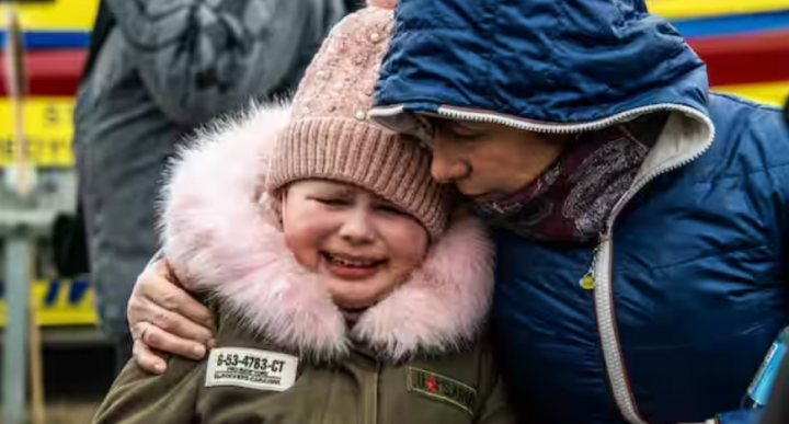 File foto dari tahun 2022 ini menunjukkan keluarga tiba di Berdyszcze, Polandia, setelah melintasi perbatasan dari Ukraina, melarikan diri dari konflik yang meningkat /UNICEF