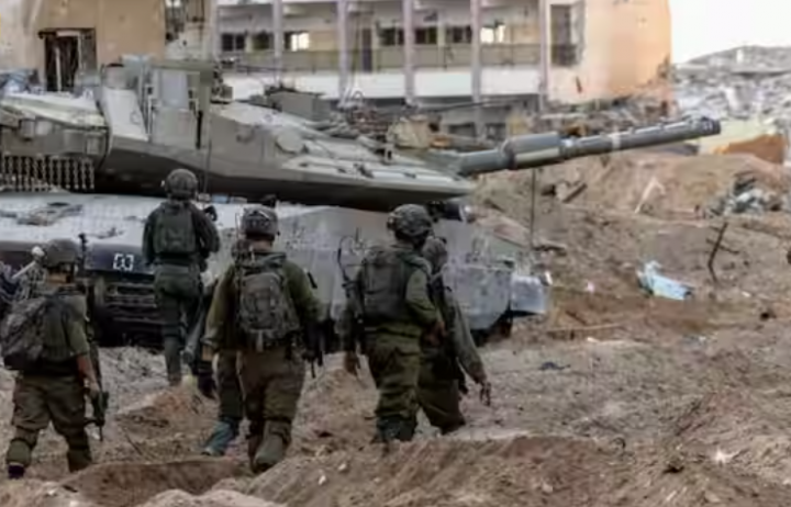 Tentara Israel berjalan melewati puing-puing, di tengah invasi darat yang sedang berlangsung terhadap kelompok Islam Palestina Hamas /Reuters