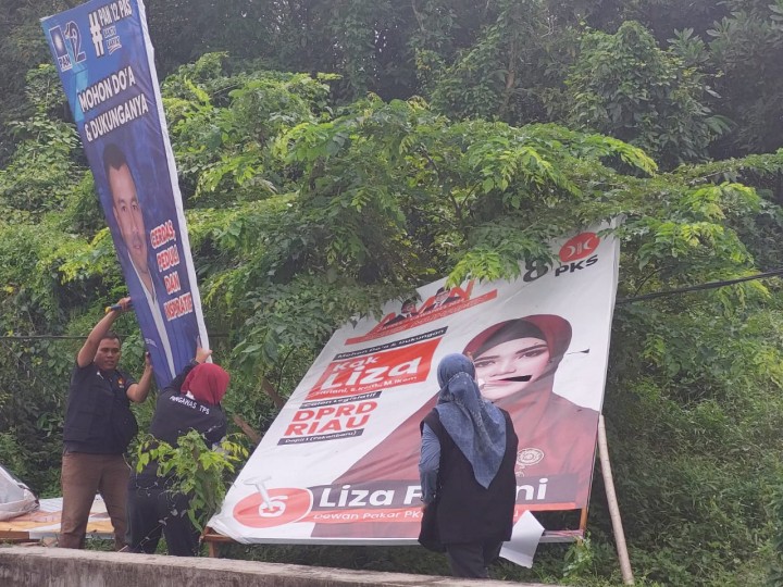 Masa tenang pemilu, Petugas Bawaslu menertibkan APK peserta pemilu di jalan Sudirman Pekanbaru 