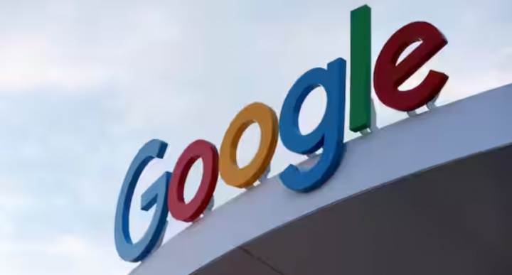 Logo Google terlihat di rumah Google di CES 2024 /Reuters