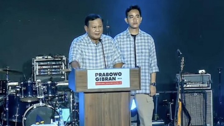 Prabowo Subianto dan Gibran Rakabuming dalam pidatonya di acara Mengawal Suara Rakyat, Istora Senayan, Jakarta Pusat. Sumber: CNN Indonesia