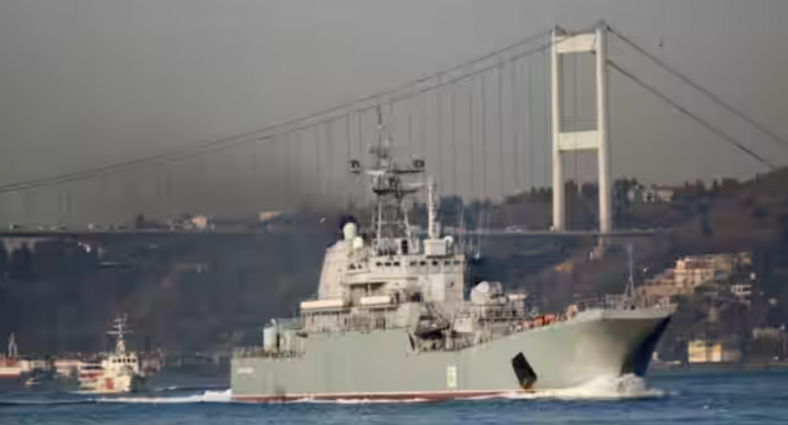 Kapal pendarat besar angkatan laut Rusia Tsezar Kunikov berlayar di Bosphorus, dalam perjalanan ke Laut Mediterania, di Istanbul, Turki pada 4 Maret 2020 /AFP