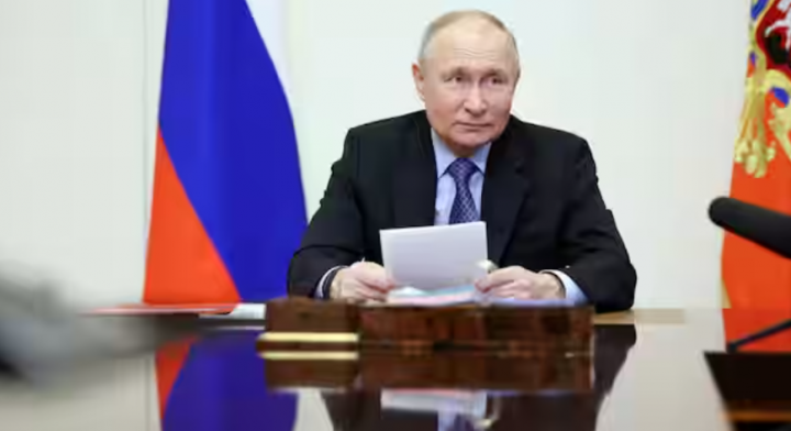 Presiden Rusia Vladimir Putin memimpin pertemuan dengan anggota Dewan Keamanan /Reuters