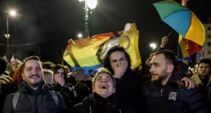 Anggota komunitas dan pendukung LGBTQ+ merayakannya di depan parlemen Yunani /Reuters
