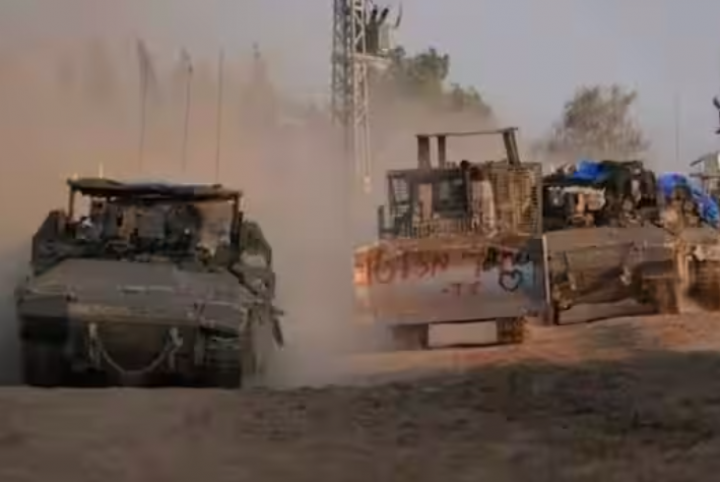 Perang Israel-Hamas: Sebuah kolom kendaraan lapis baja tentara Israel melaju di Israel selatan dekat perbatasan Gaza /AP