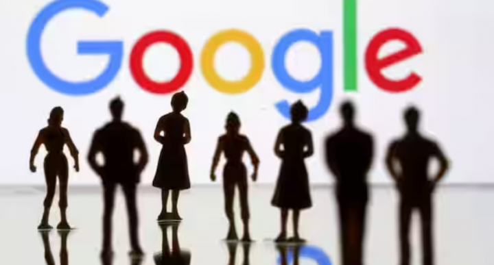 Figur mainan kecil terlihat di depan logo Google dalam gambar ilustrasi ini, 8 April 2019 /Reuters